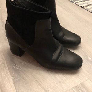 AGENDA Square toe leather ankle boots